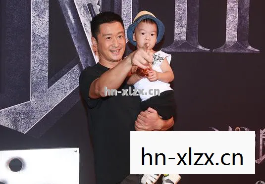 谢楠晒吴京与儿子片场照，父子同框，温馨满满