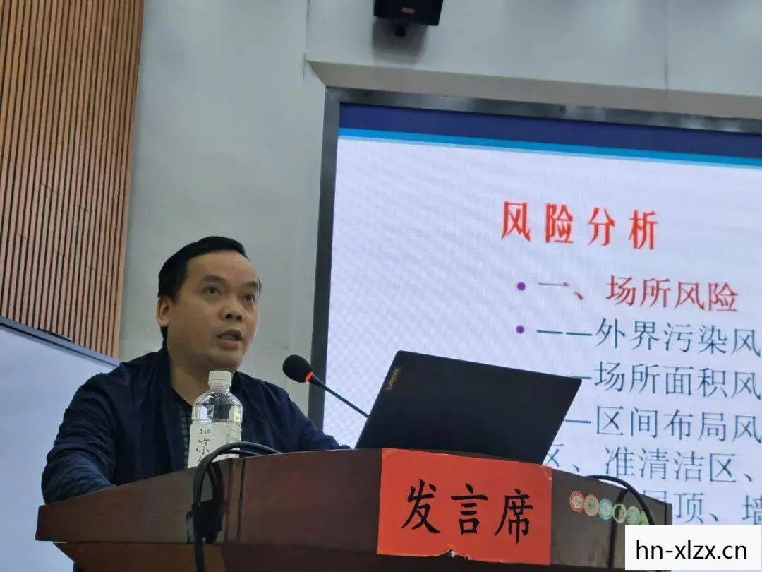 女孩与机器人，共筑未来之梦