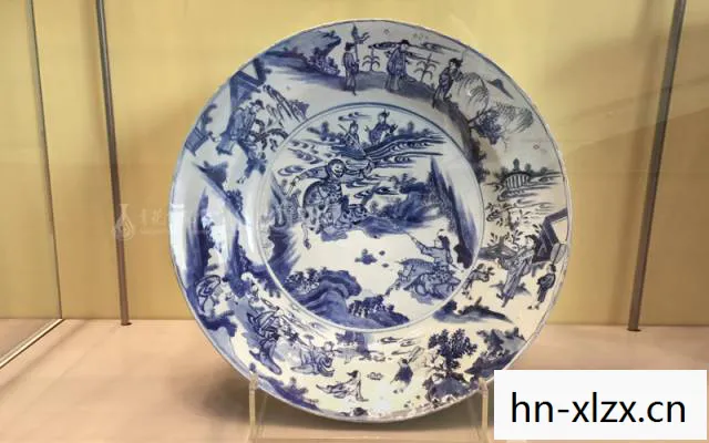大学生旅游途中发现疑似明清瓷器