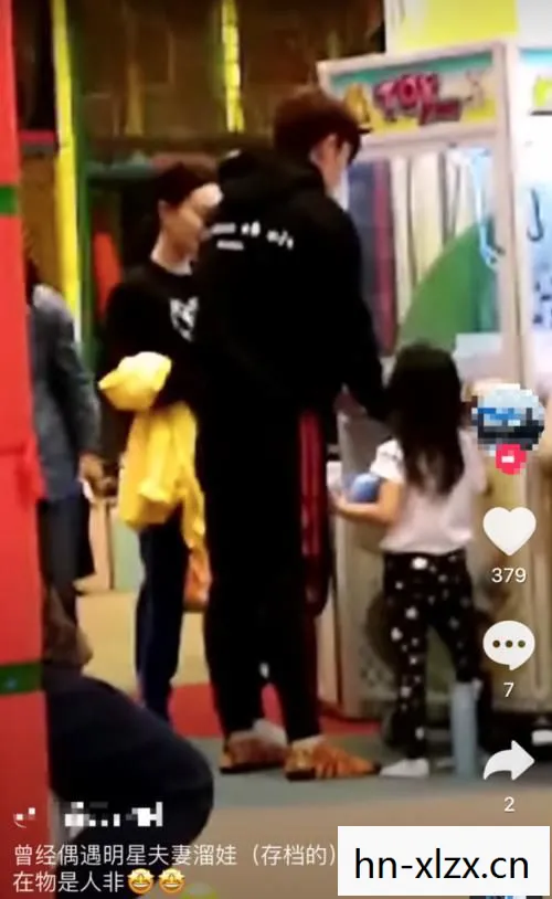 偶遇贾乃亮带甜馨逛街，温馨瞬间引热议