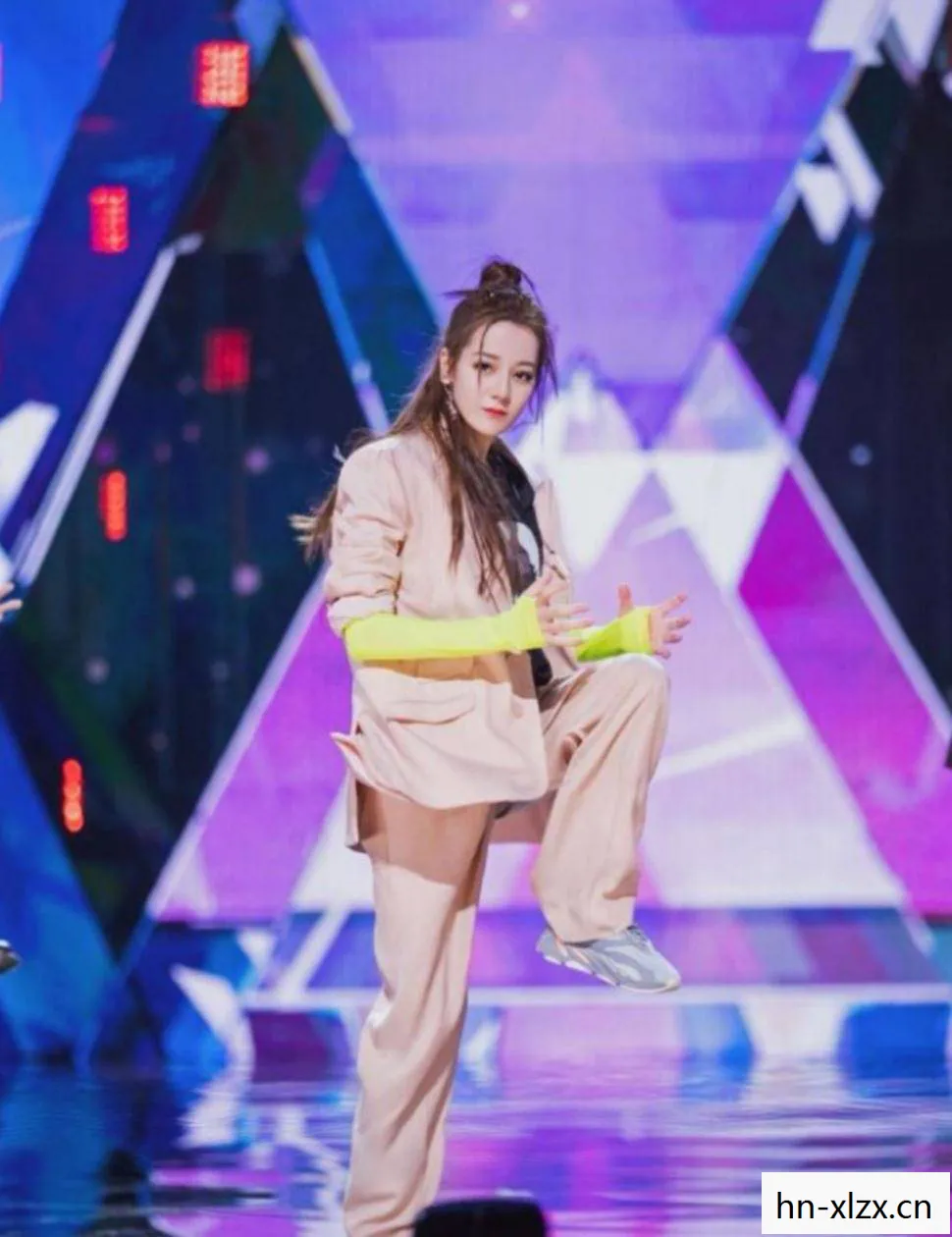 迪丽热巴32岁生日造型，优雅与时尚并存的完美演绎