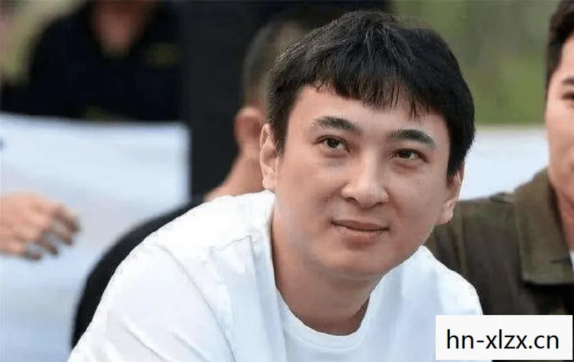 康辉中分发型引热议，网友直呼是自己吹的吗？