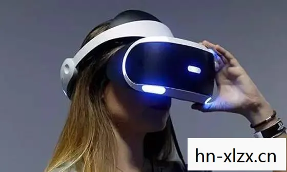探索虚拟世界，VR女友的浪漫之旅