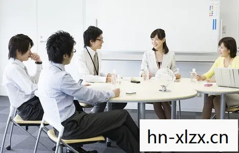 疯狂办公室游戏，职场中的智慧与策略