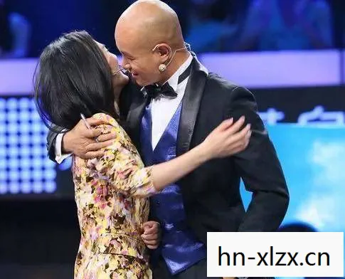 主持人上台前都背台词,小撒摇起来了 主持人上台前都背台词,小撒摇起来了