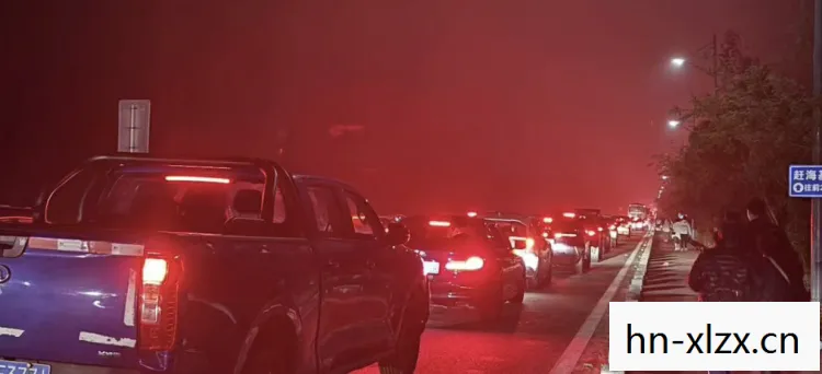 高铁上的别样视角,从车窗看高速堵车,感受速度与距离的奇妙交织 高铁上的别样视角,从车窗看高速堵车,感受速度与距离的奇妙交织