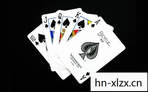 亲吻扑克牌，解锁浪漫新玩法