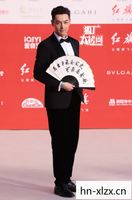 胡歌推着游本昌走红毯，尊重与传承的感人瞬间