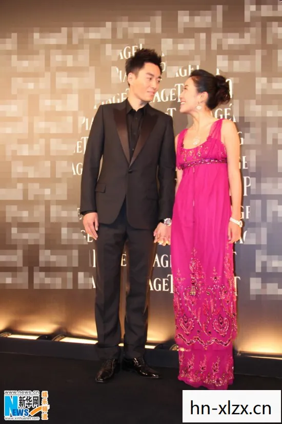 胡歌首次携妻子公开亮相,娱乐圈的甜蜜新篇章 胡歌首次携妻子公开亮相,娱乐圈的甜蜜新篇章