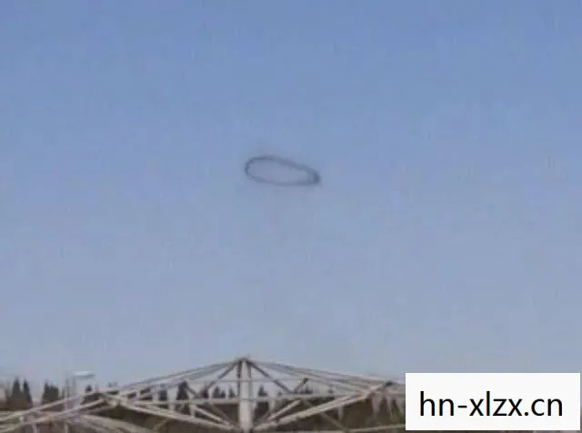 大连上空现黑色烟圈,神似UFO,引发市民热议 大连上空现黑色烟圈,神似UFO,引发市民热议