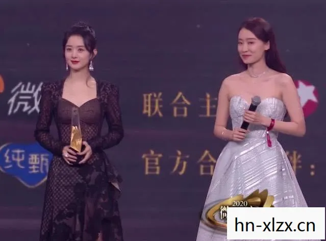 张小斐带着贾玲玩偶走红毯视频,张小斐带着贾玲玩偶走红毯,姐妹情深,时尚与幽默的完美结合 张小斐带着贾玲玩偶走红毯视频,张小斐带着贾玲玩偶走红毯,姐妹情深,时尚与幽默的完美结合