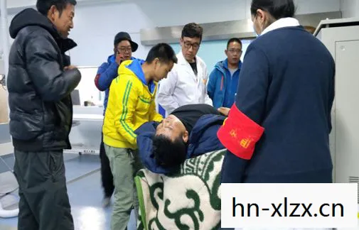 医生抢救男主的视频,医生救睡着男子,一场深夜的紧急救援 医生抢救男主的视频,医生救睡着男子,一场深夜的紧急救援