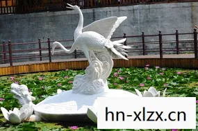 发光的仙鹤雕像，传承与创新的融合